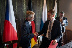 Foto: Gipfeltreffen zur trilateralen Zusammenarbeit Sachsen-Bayern-Tschechien
Ministerpräsident Michael Kretschmer und Senatspräsident der Tschechischen Republik Miloš Vystrčil bei der Pressekonferenz