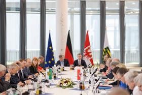 Foto: Die Mitglieder der Sächsischen Staatsregierung kommen mit der Landesregierung von Brandenburg zu einer gemeinsamen Kabinettssitzung im Kraftwerk Boxberg zusammen.