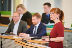 Foto: Staatsministerin Katja Meier legt die wesentlichen Eckpunkte Ihrer Arbeit in der Fachregierungserklärung vor dem Sächsischen Landtag dar.