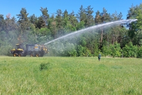 Foto: Mit dem neuen Tank-Löschaufsatz für Forstspezialmaschinen investiert Sachsenforst in die geländegängige Waldbrandvorsorge im Staatswald