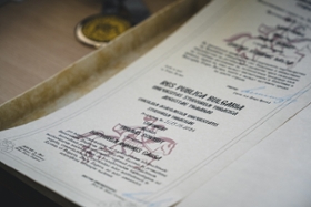 Foto: Das Dokument der Ehrendoktorwürde, das Staatsminister Schmidt von der Trakischen Universität Stara Zagora überreicht wurde