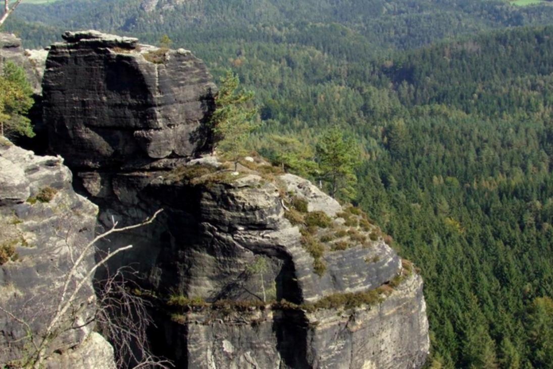 Der Nationalpark Sächsische Schweiz lockt mit seiner außergewöhnlichen Naturkulisse jährlich Millionen von Besuchern