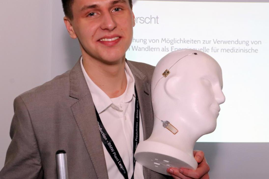 Sonderpreisträger: Alexey Antsipkin vom Marie-Curie-Gymnasium Dresden
Fachgebiet: Technik
Projekt: Piezoelektronische Wandler als Energiequelle für medizinische Implantate