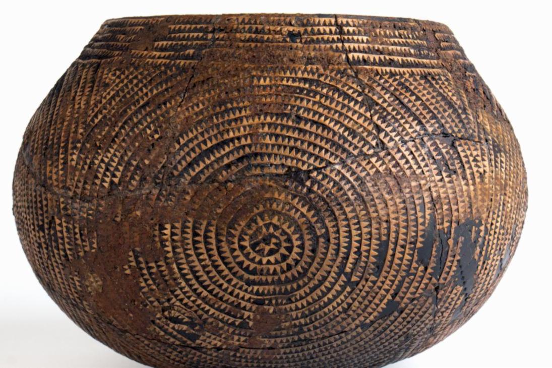 7000 Jahre altes linenbandkeramisches Gefäß, das mit auf Birkenpech aufgeklebten, filigranen Birkenrindenbändern verziert ist.