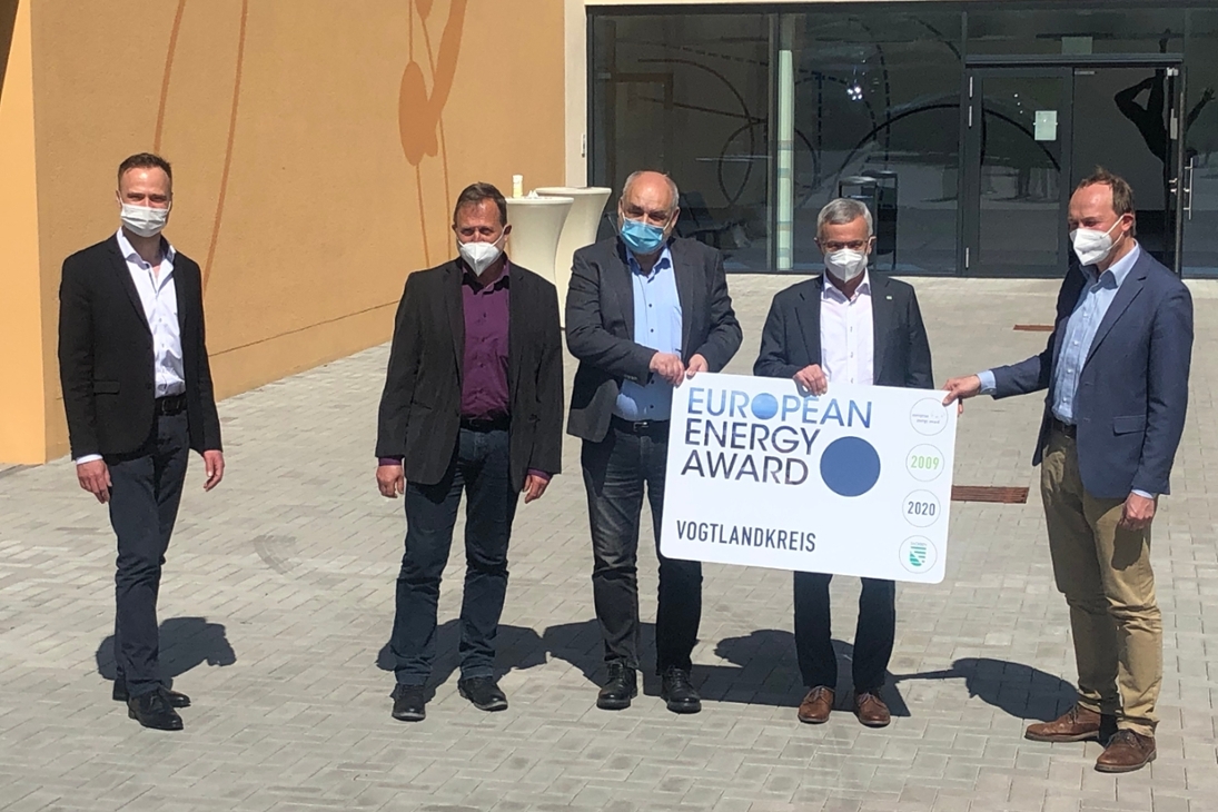 Dr. Tilman Werner, Geschäftsführer Sächsische Energieagentur-SAENA GmbH
Uwe Hergert, Energiebeauftragter Vogtlandkreis
Dr. Tobias Pohl, Amtsleiter Amt für Umwelt Vogtlandkreis
Rolf Keil, Landrat Vogtlandkreis
Wolfram Günther, Sächsischer Staatsminister SMEKUL