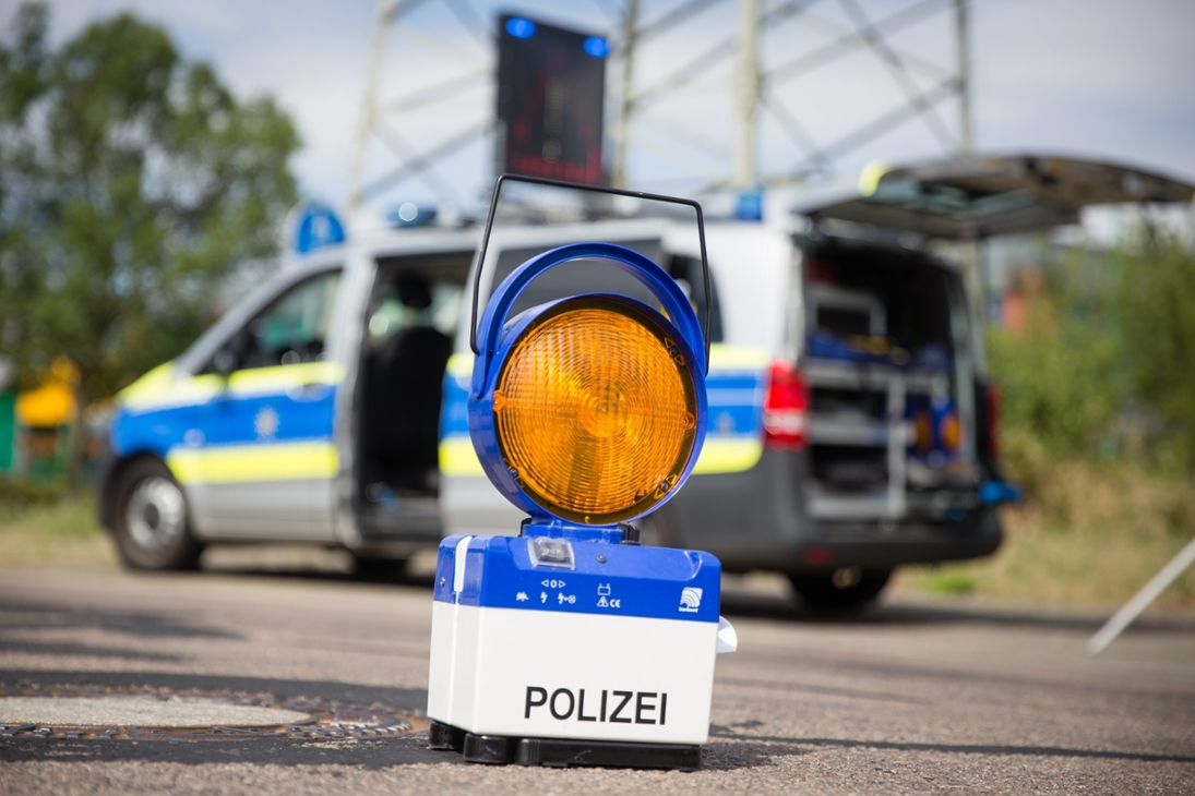 Der Verkehrsunfalldienst der Polizei Sachsen sichert eine Unfallstelle ab (Symbolbild).