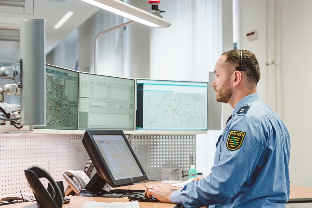 Blick auf einen Arbeitsplatz im Führungs- und Lagezentrum der Polizeidirektion Dresden, an dem eingehende Notrufe über die polizeiliche Notrufnummer 110 eingehen und durch die Bediensteten bearbeitet werden (Symbolbild).