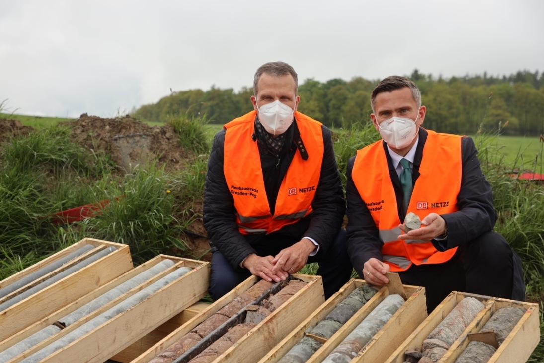 Wirtschaftsminister Martin Dulig (rechts) und der DB-Konzernbevollmächtigte Martin Walden betrachten Bohrkerne, welche für die künftige Eisenbahnneubaustrecke Dresden - Prag entnommen worden sind.