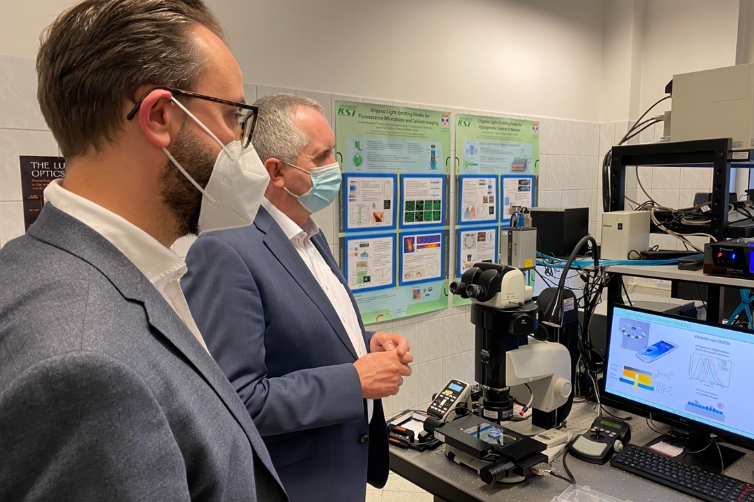 Wissenschaftsminister Sebstian Gemkow und Regionalentwicklungsminister Thomas Schmidt informieren sich über neueste Forschungen beim Kurt-Schwabe-Institut für Mess- und Sensortechnik in Meinsberg.