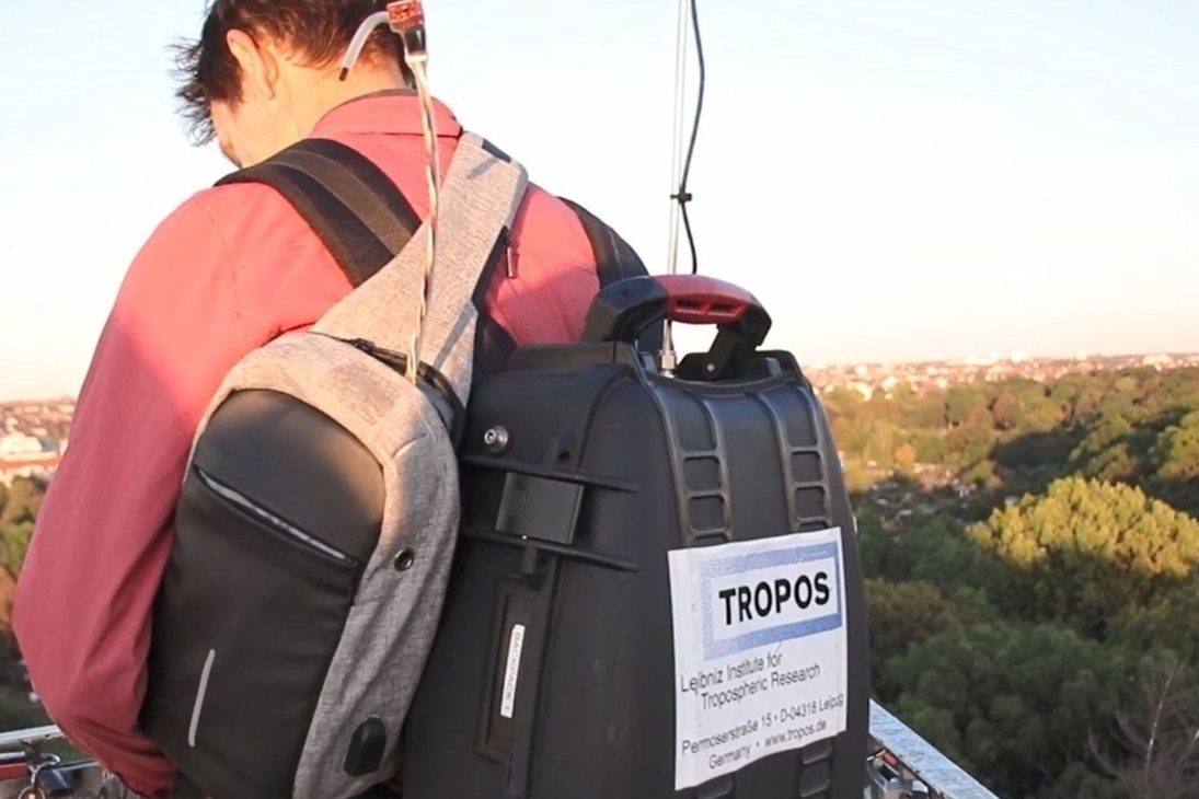 Ein Mitarbeiter des TROPOS-Instituts ist mit mobilen Messgeräten unterwegs.