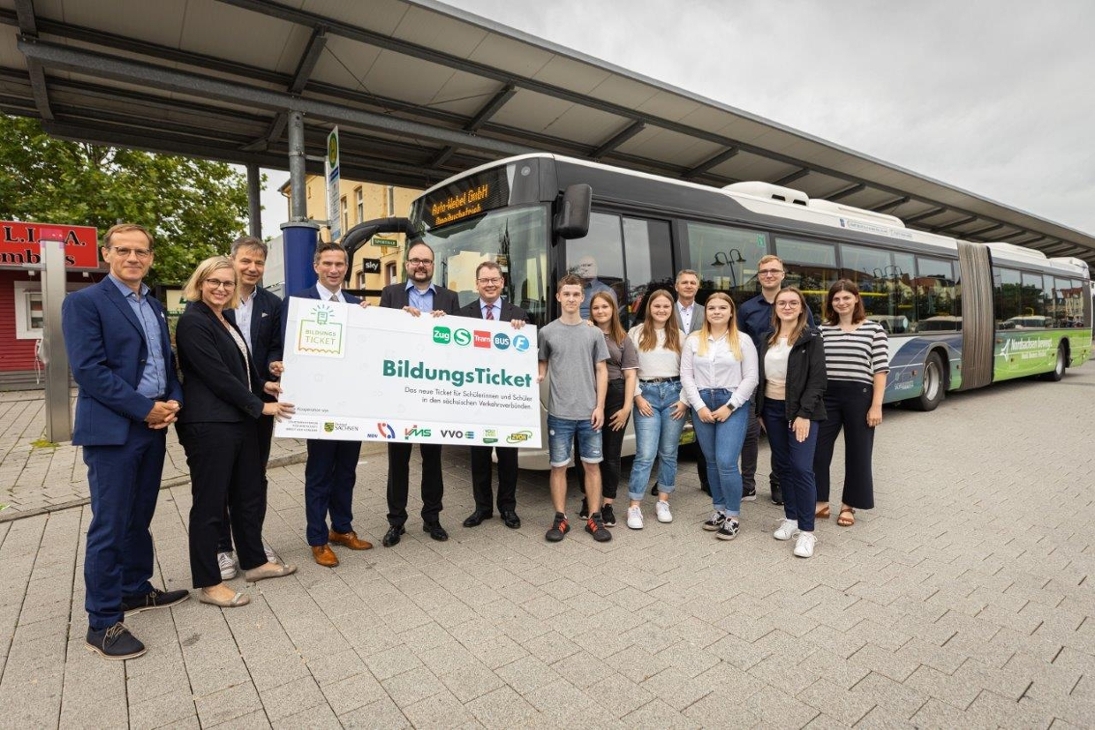 Auf dem Bild v.l.n.r.: MDV-Geschäftsführer Steffen Lehmann, Landtagsabgeordnete Christiane Schenderlein, Landrat Kai Emanuel, Verkehrsminister Martin Dulig, Kultusminister Christian Piwarz, VVO-Geschäftsführer Burkhard Ehlen, Schüler der Artur-Becker-Oberschule Delitzsch, Bürgermeister Thorsten Schöne, Vorsitzende des Landesschülerrates Sachsen Joanna Kesicka und zwei Vertreter des Delitzscher Jugendparlamentes.