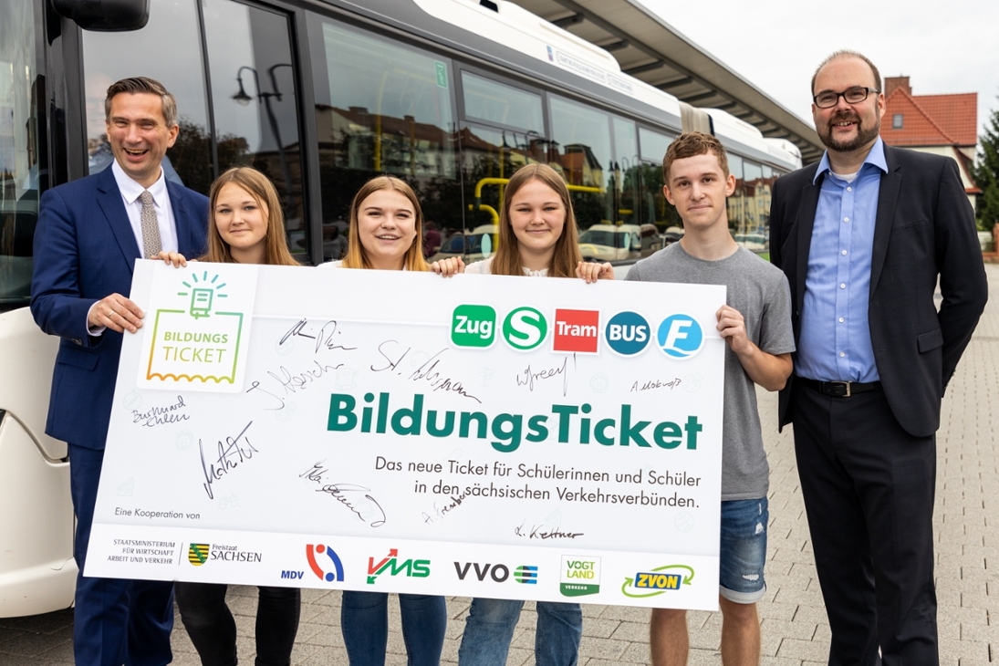 Verkehrsminister Martin Dulig und Kultusminister Christian Piwarz übergeben das BildungsTicket an sächsische Schülerinnen und Schüler.