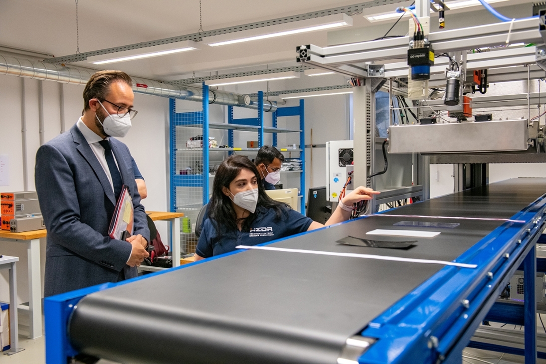 Wissenschaftsminister Sebastian Gemkow besichtigt eine Testanlage zur optischen Identifizierung zu recycelnder Materialien