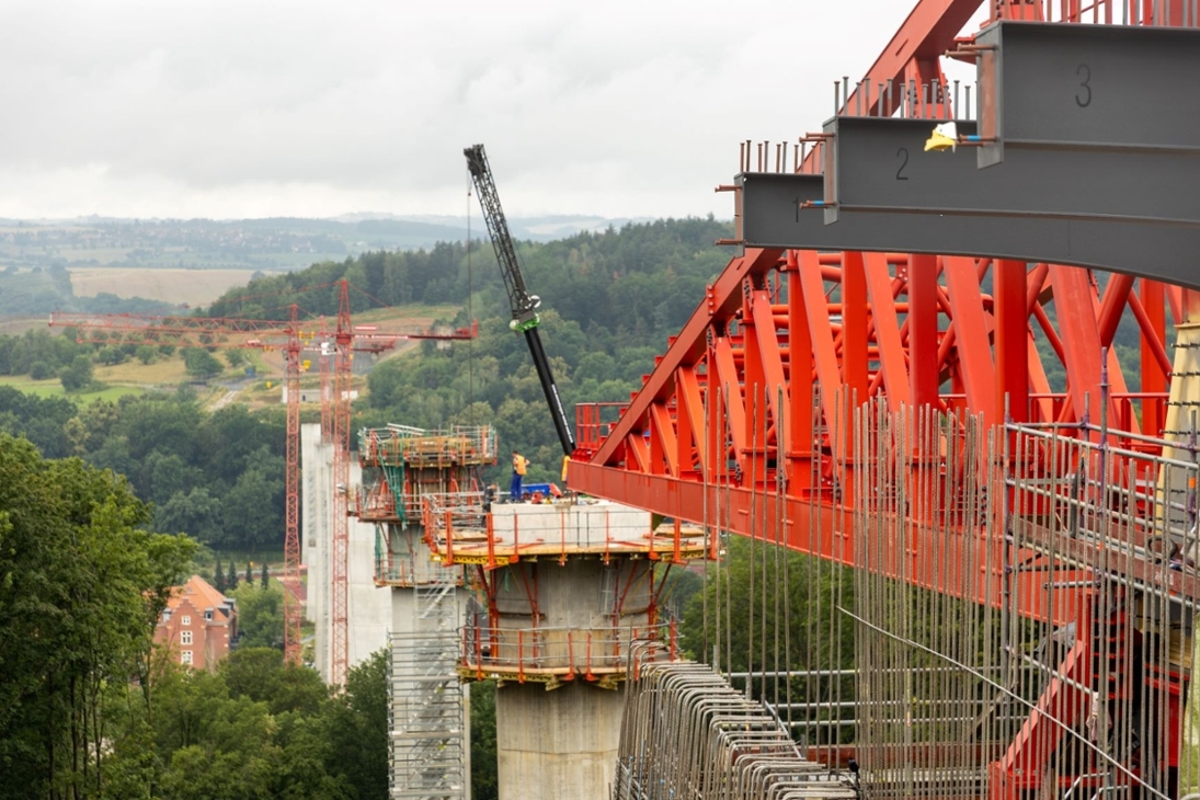 Von West nach Ost überbrückt die Gottleubatalbrücke einen Wirtschaftsweg im Hangbereich des Kohlbergs, eine öffentliche Sportanlage (Kohlbergstadion), den Gottleubabach, die Staatsstraße 174 (Rottwerndorfer Straße) mit angrenzender Bebauung, eine Brachfläche (Rote/Graue Kaserne) sowie Wander- und Forstwege im Bereich der Viehleite.