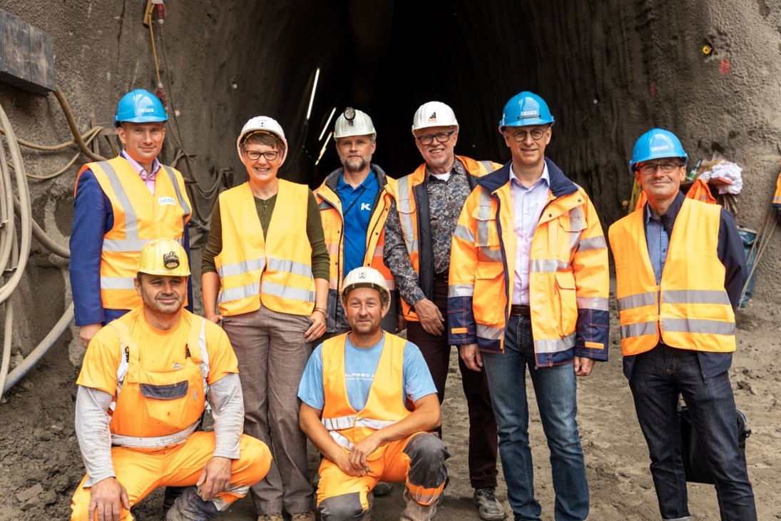 Verkehrsminister Martin Dulig (h.l.) mit Tunnelpatin Susann Dulig, Ulrich Gawlas (hintere Reihe 4. v.l.; Bauoberleiter EHS Ingenieure) Dirk Brandenburger (hintere Reihe 5. v.l.; Technischer Geschäftsführer DEGES) mit den Mineuren