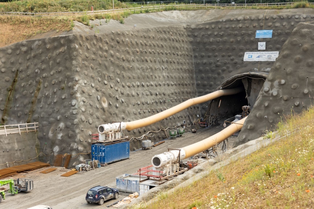 Der Tunnel Kohlberg im Zuge der Ortsumgehung Pirna ist notwendig, um das sensible Habitat der mit wertvollem Mischwald bewaldeten Kuppe des Kohlbergs in seiner Ursprungsform zu erhalten und Flora und Fauna nicht zu beeinträchtigen. Die Tunnellänge beträgt 300 m, davon werden 250 m in bergmännischer Bauweise erstellt.