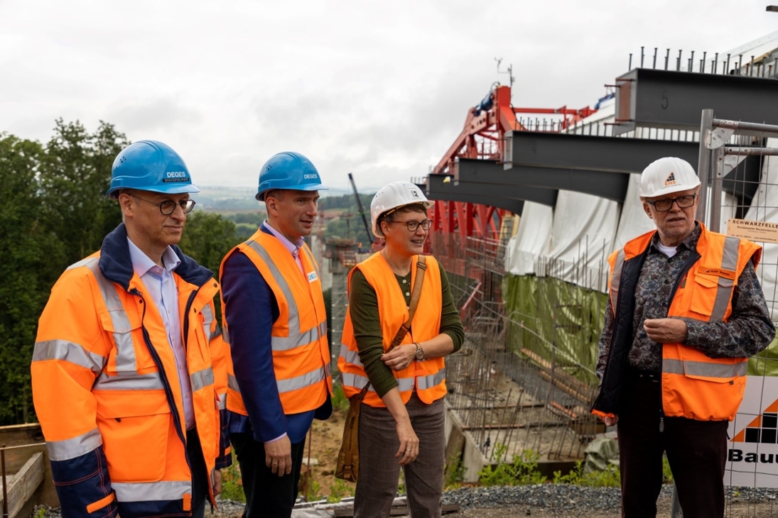 v.l.n.r.: Dirk Brandenburger, Technischer Geschäftsführer DEGES; Verkehrsminister Martin Dulig; Tunnelpatin Susann Dulig; Ulrich Gawlas, Bauoberleiter (EHS Ingenieure)