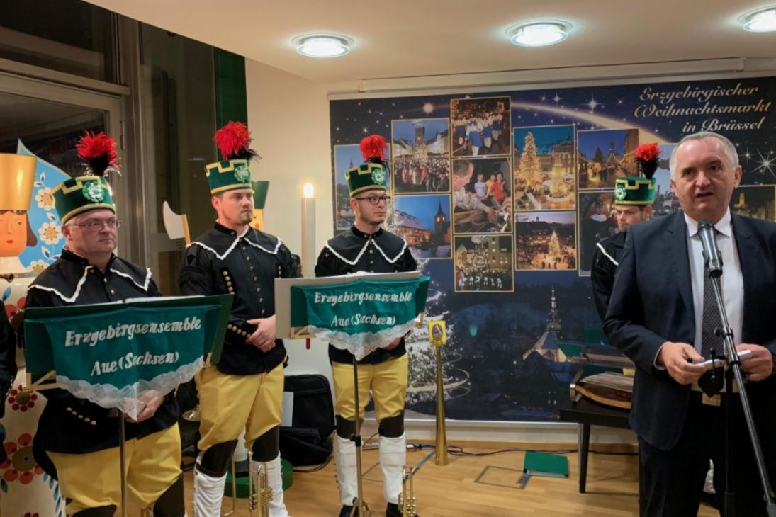 Staatsminister Thomas Schmidt mit Mitgliedern des Erzgebirgsensemble Aue bei der Eröffnung des 13.  Erzgebirgische Weihnachtsmarkt im Sachsen-Verbindungsbüro in Brüssel