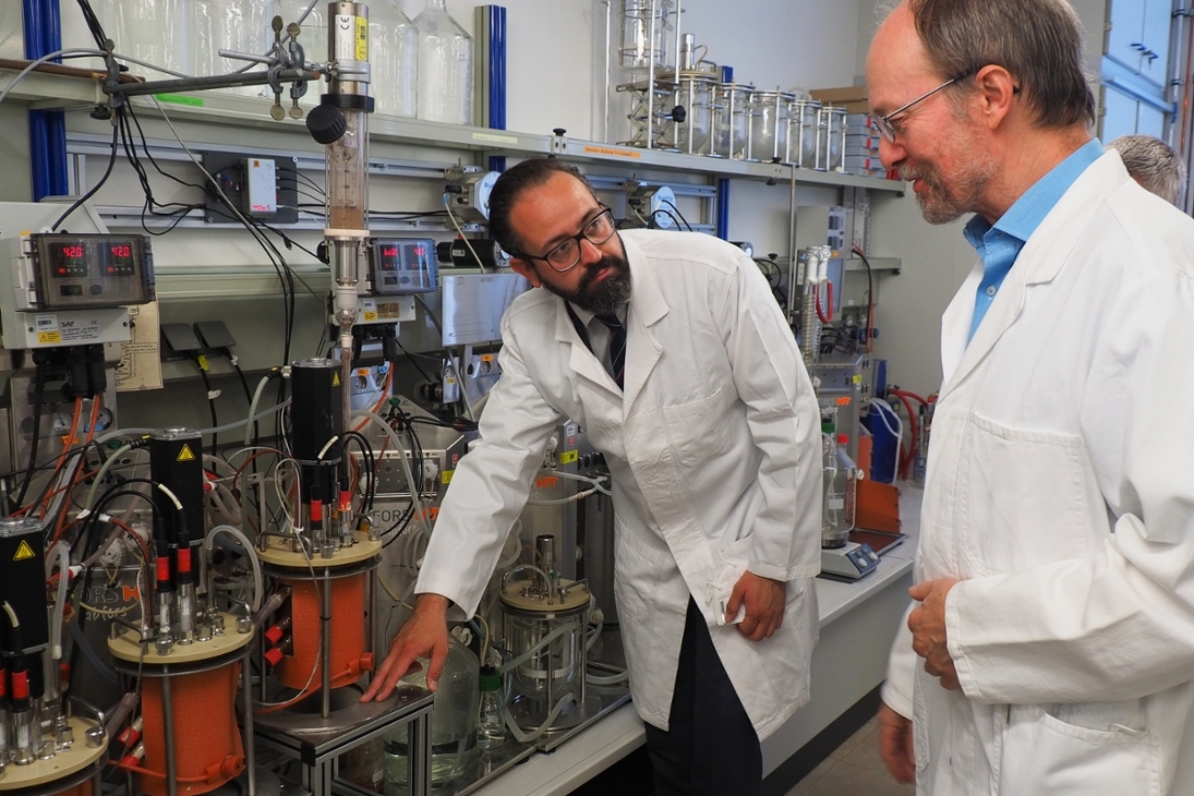 Besichtigung von Biorektoren: Wissenschaftsminister Sebastian Gemkow beim heutigen Besuch an der TU Bergakademie Freiberg. Rechts: Projektleiter und Direktor des Instituts für Biowissenschaften, Prof. Michael Schlömann