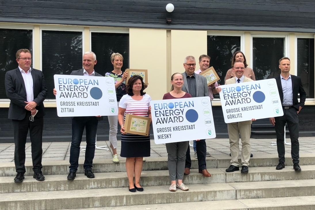 Auszeichnungsveranstaltung am 21.07. in Niesky - von links:
Staatssekretär (SMEKUL) Dr. Gerd Lippold, Bauamtsleiter Ralph Höhne, eea-Teamleiterin Ines Hirt (beide Zittau), Oberbürgermeisterin Beate Hoffmann, eea-Teamleiterin Barbara Gie-sel, Hartmut Barth, Technischer Leiter der Stadtwerke Niesky (alle Niesky), Hartmut Wilke, Leiter Amt für Stadtentwicklung und Stellvertreterin  Hanka Liß und eea-Teamleiter Jens Kunstmann (alle Görlitz), Geschäftsführer SAENA Dr. Tilman Werner SAENA