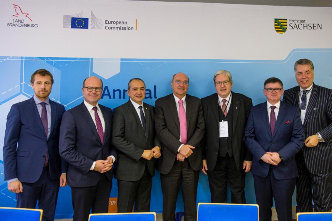 David Koppitz, stellv. Minister für Regionale Entwicklung der Tschechischen Republik, Staatsminister Oliver Schenk, Octavian Ursu, Oberbürgermeister der Stadt Görlitz, Prof. Dr. Klaus-Dieter Borchardt, Generaldirektion Energie der EU-Kommission, Prof. Dr. Jörg Steinbach, Minister für Wirtschaft u. Arbeit des Landes Brandenburg, Adam Gawęda, Staatssekretär im Ministerium für Energie der Republik Polen, Dr. Christian Ehler, Europaabgeordneter