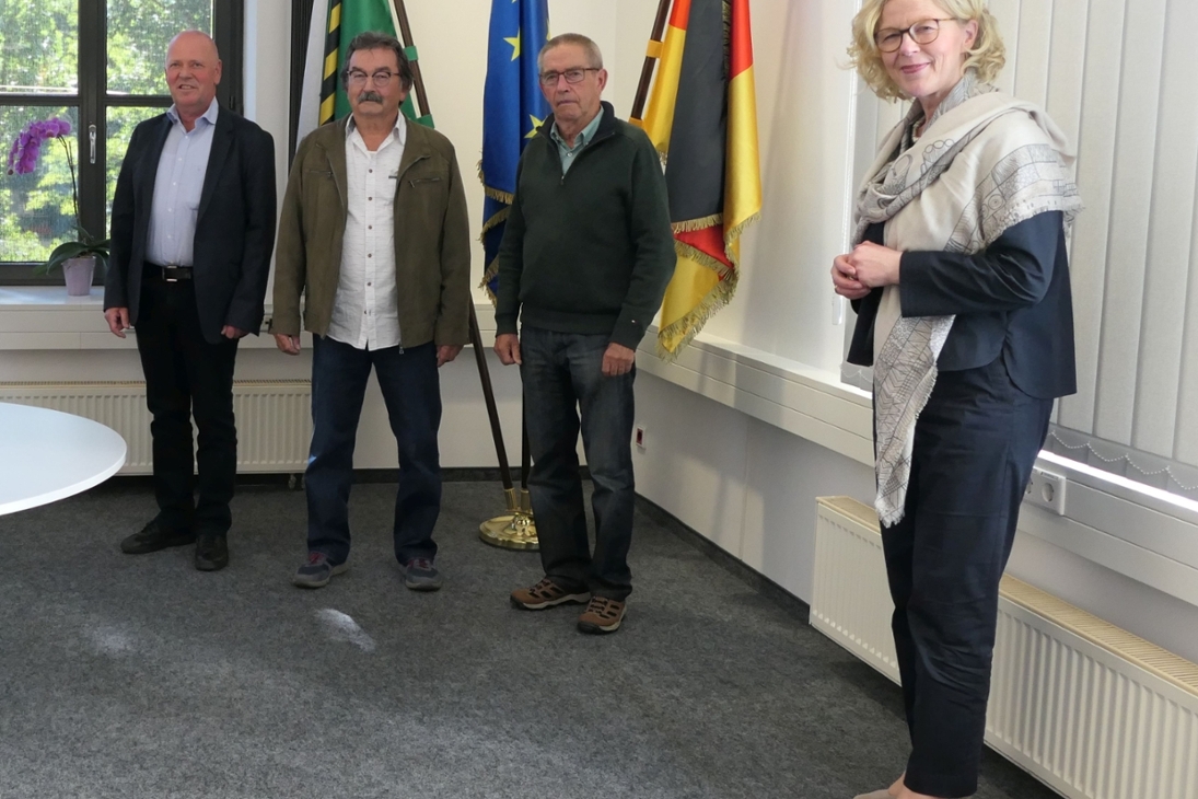 v.l.n.r.: Giso Damer (Landesnaturschutzbeauftragter Bereich Leipzig), Edgar Weber (Landesnaturschutzbeauftragter Bereich Chemnitz), Dr. Rolf Steffens (Landesnaturschutzbeauftragter Bereich Dresden), Regina Kraushaar (Präsidentin der Landesdirektion Sachsen)