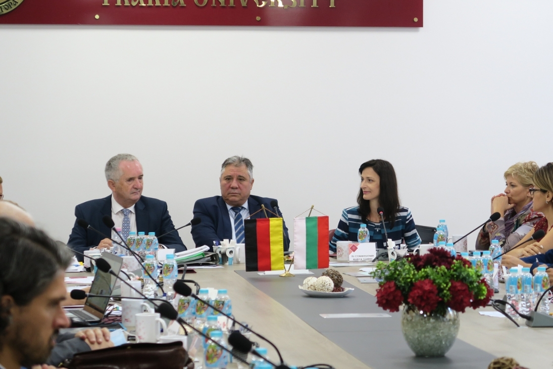 v.l.n.r. Staatsminister Thomas Schmidt, Rektor der Trakischen Universität Prof. Dobri Yarkov, EU-Kommissarin Mariya Gabriel