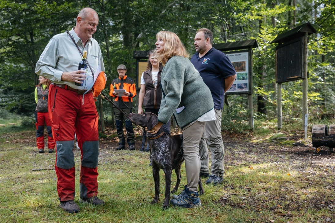 Acht Hunde und ihre Halterinnen und Halter haben eine Weiterbildung zur Kadaversuchhunde abgeschlossen und werden nun bei der Bekämpfung der Afrikanischen Schweinepest eingesetzt. Staatsministerin Petra Köpping hat die Abschlusszertifikate übergeben.