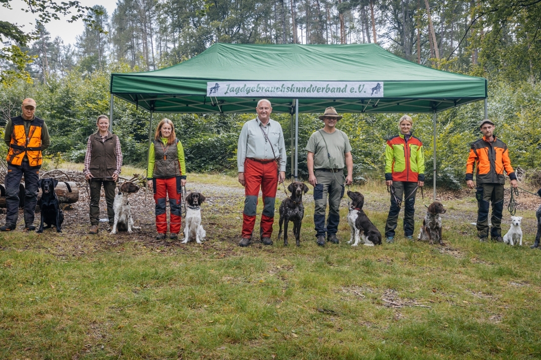 Acht Hunde und ihre Hundeführerinnen und Hundeführer haben die Ausbildung zum Kadaversuchhund erfolgreich bestanden.