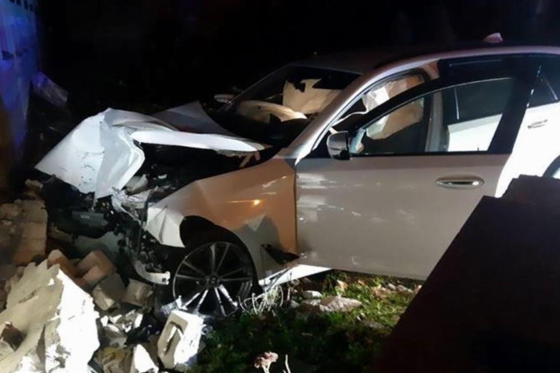 Gestohlener BMW nach Kollision mit Mauer und Hauswand