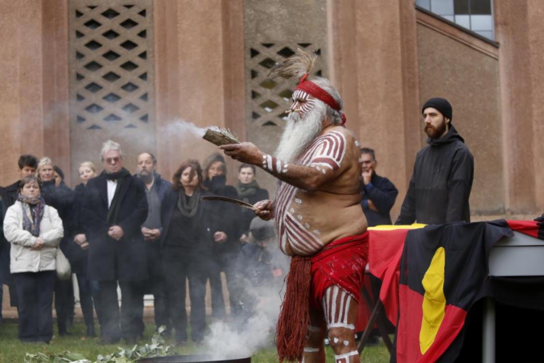 Im Beisein einer Delegation verschiedener australischer Communities fand heute mit einer feierlichen Zeremonie im GRASSI Museum für Völkerkunde zu Leipzig die zweite Rückgabe menschlicher Gebeine des Freistaates Sachsen an Australien statt.