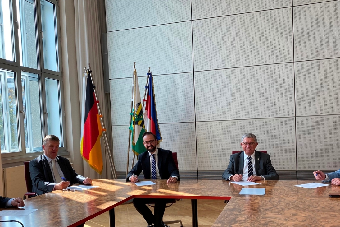 von links nach rechts: Rektor der HTWK Leipzig, Prof. Dr. Mark Mietzner, Präsident der BA Sachsen, Prof. Andreas Hänsel, Wissenschaftsminister Sebastian Gemkow, LRK-Vorsitzender Prof. Klaus-Dieter Barbknecht und Axel Köhler, Rektor der Hochschule für Musik Dresden