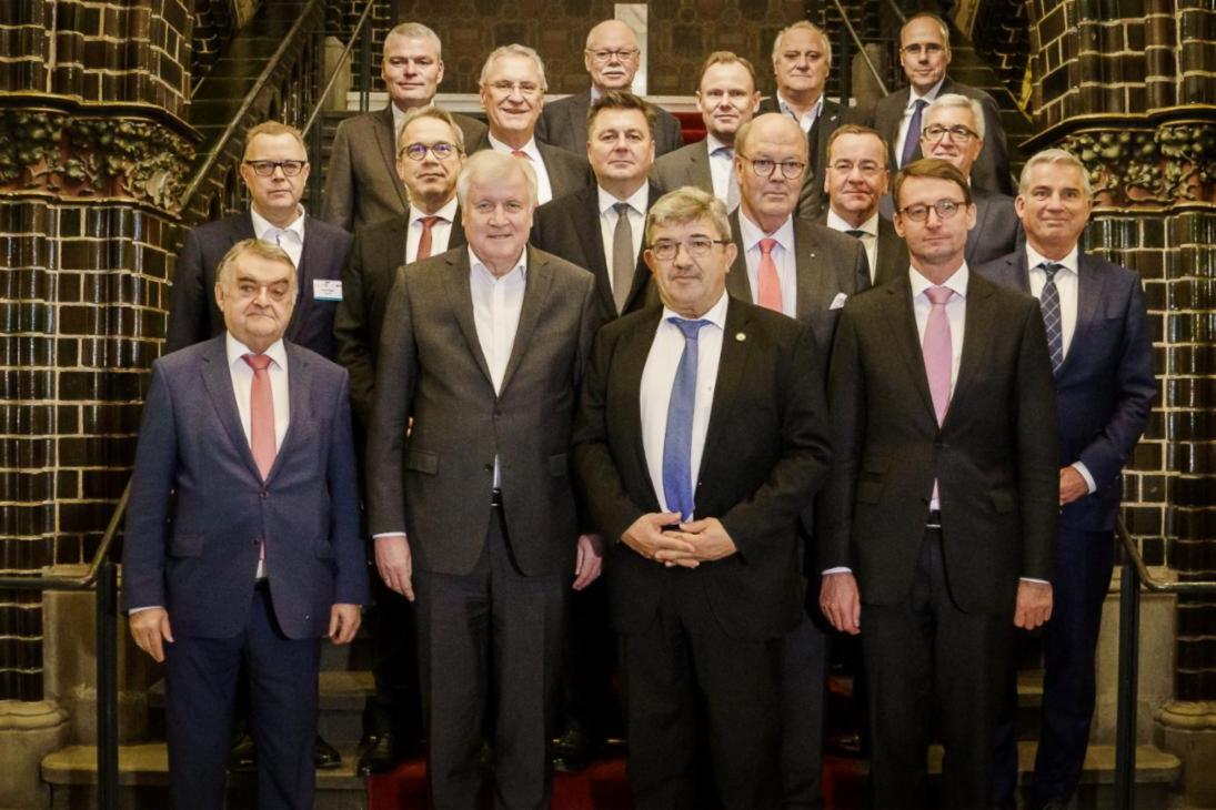 Die Innenminister und -senatoren der Länder und des Bundes auf der Innenministerkonferenz im Dezember 2019 in Lübeck.