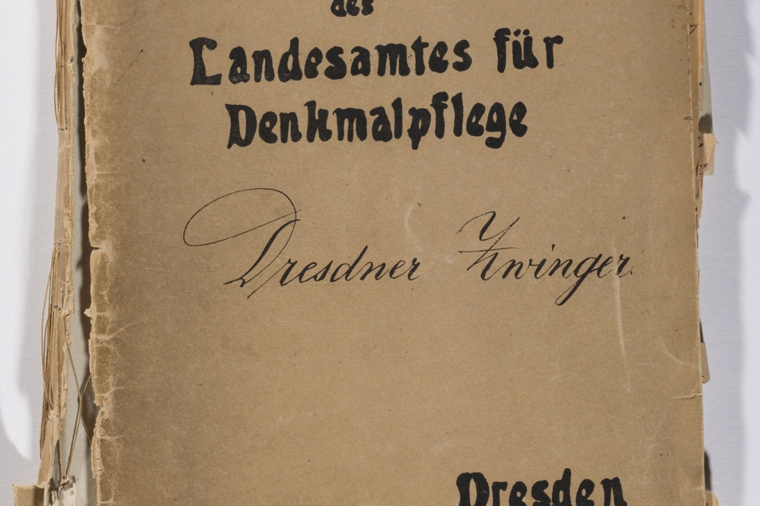 Die langjährigen Restaurierungen am »Dresdner Zwinger« haben auch an der Akte Spuren hinterlassen: das stark säurehaltige Papier zeigt Verfärbungen, Brüche und Einbandschäden. (Quelle: Landesamt für Denkmalpflege Sachsen, Sven Köhler)