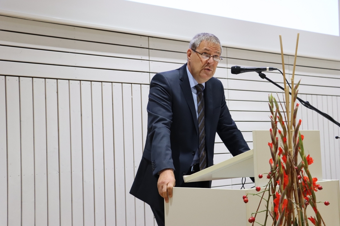 Rektor Prof. Nolden spricht ein Grußwort während der Zeugnisübergabe
