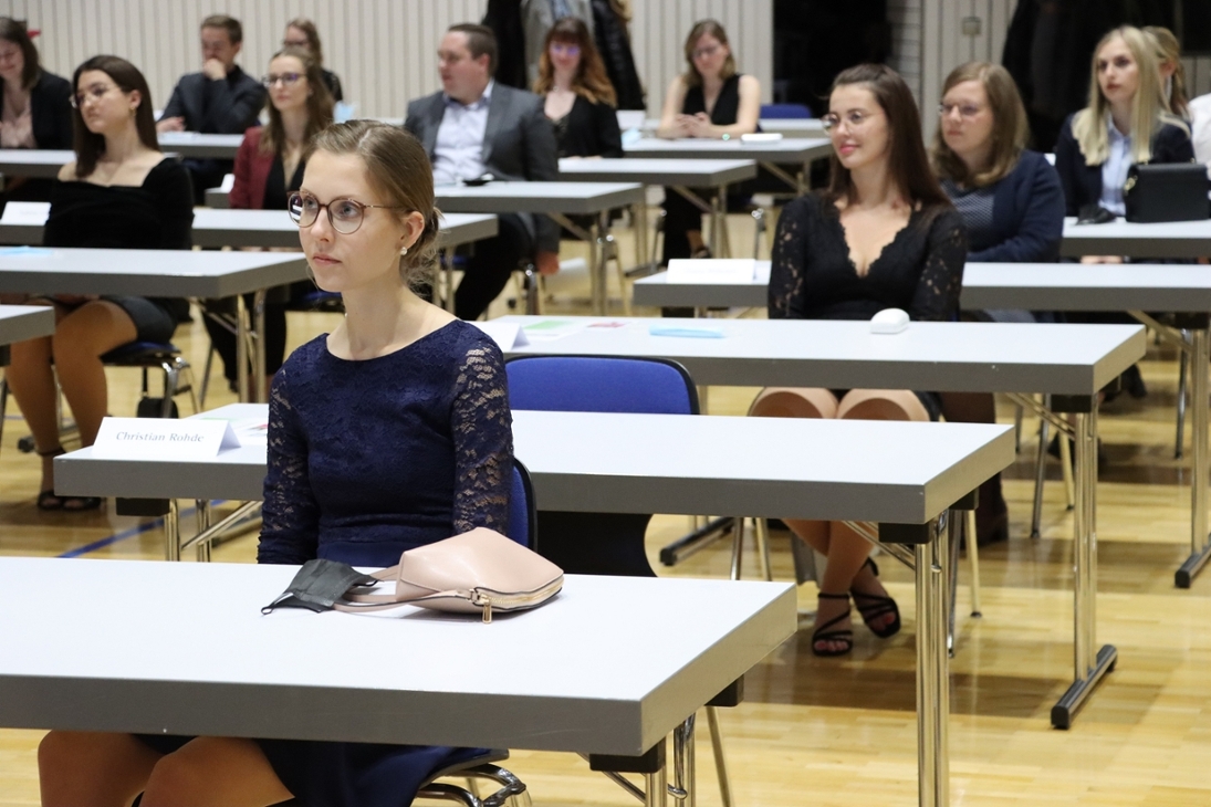 Die Absolventinnen und Absolventen des Bachelorstudienganges Allgemeine Verwaltung warten gespannt auf Ihre Zeugnisse