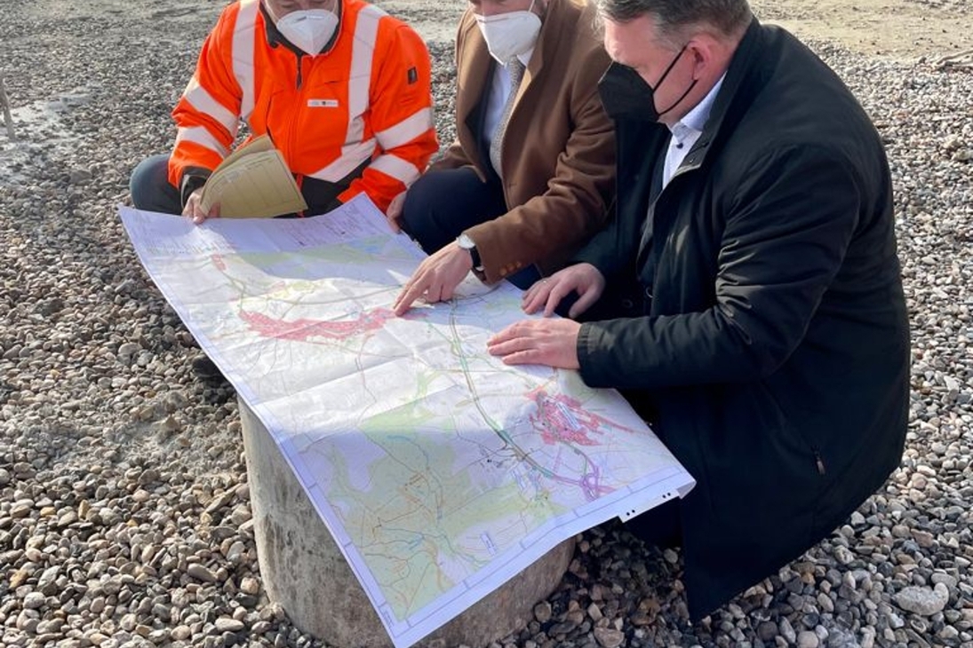 Verkehrsminister Martin Dulig informiert sich über Bauvorhaben S177 und den zukünftigen Trassenverlauf der Ortsumgehung Wünschendorf / Eschdorf. Abteilungsleiter Ronald Faß erläutert das Vorhaben anhand der Planungsunterlagen.  
v.l.n.r.: Ronald Faß (Abteilungsleiter Nahmobilität, Radverkehr und Straßenbau im Landesamt für Straßenbau und Verkehr, NL Meißen), Verkehrsminister Martin Dulig, Christian Hartmann MdL