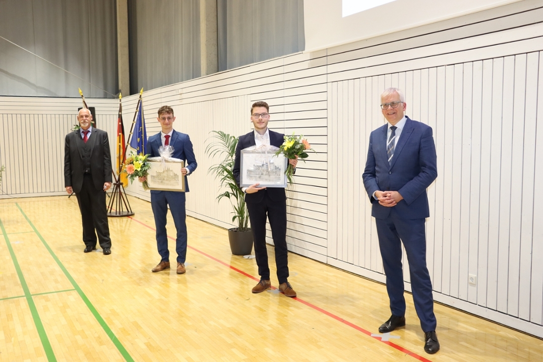 Hervorgehoben wurde die jahrgangsbeste Diplomarbeit aus dem Studiengang Steuerverwaltung von Clemens Rothe mit dem Titel „Die ertragsteuerliche Begünstigung der unentgeltlichen Unternehmensnachfolge“. Im Studiengang Staatsfinanzverwaltung überzeugte als beste Diplomarbeit der Titel „Politische Partizipation im Beamtenverhältnis“ von Franz Xaver.