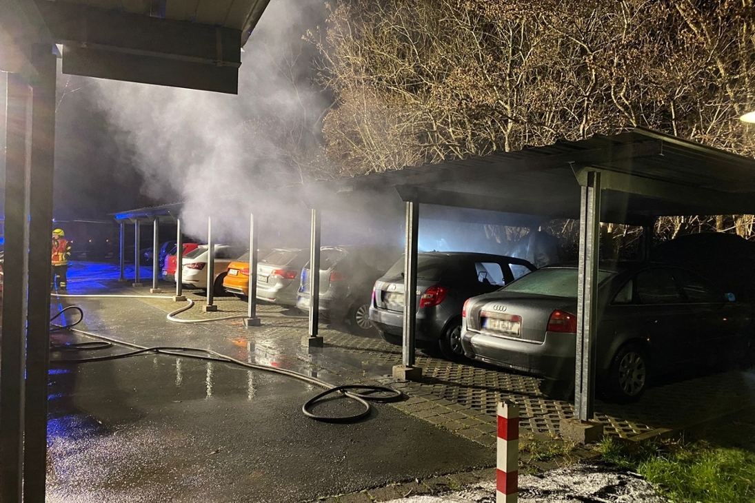 Im Bild der Carport und Brandort