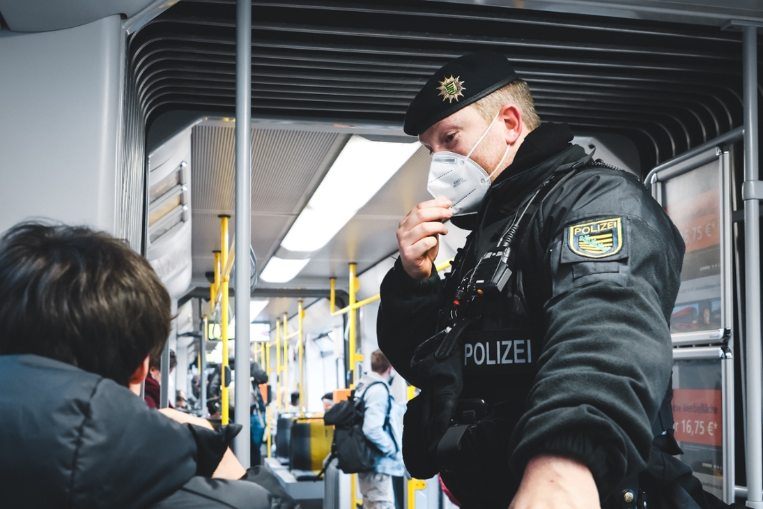 Im Rahmen von Kontrolleinsätzen durch Kräfte der sächsischen Polizei, wie hier kürzlich in Dresden, wird die Einhaltung der Sächsischen Corona-Notfall-Verordnung überprüft. Es handelt sich um ein im Rahmen einer Kontrollmaßnahme in der Landeshauptstadt Dresden entstandenes Symbolbild.