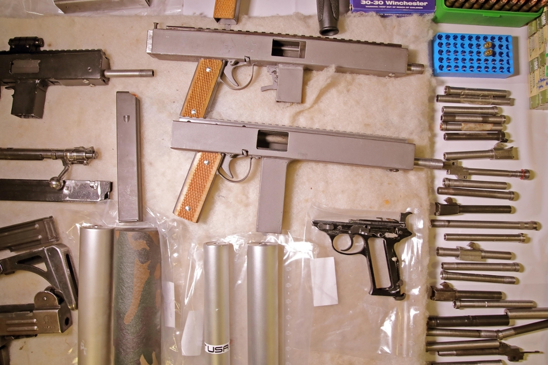 Diese nachgebauten Waffen wurden beschlagnahmt