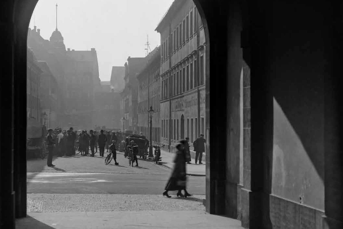 Nur mit Angabe der Quelle rechtefrei verwendbar:
Ausstellungsplakat mit Chemnitz. Blick aus dem Durchgang des König-­Albert­-Museums in Richtung Stadtzentrum. Aufnahme um 1910, Fotografie Paul Wolff
(© LfD Sachsen, Bildsammlung, Nachlass Paul Wolff)