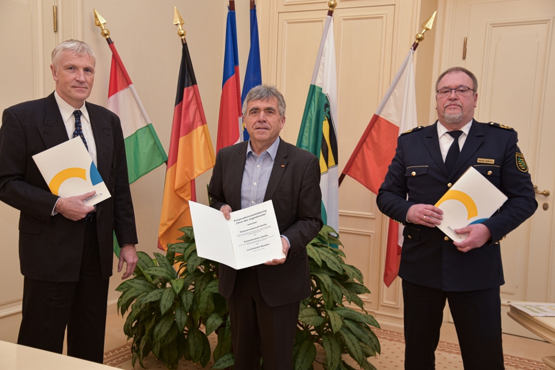 Der Leitende Oberstaatsanwalt der Staatsanwaltschaft Görlitz, Dr. Thomas Fresemann, der Landrat des Landkreises Bautzen, Michael Harig sowie der Polizeipräsident der Polizeidirektion Görlitz, Manfred Weißbach (v.l.n.r.), unterzeichneten heute die Kooperationsvereinbarung für das neue „Haus des Jugendrechts“ in Bautzen.