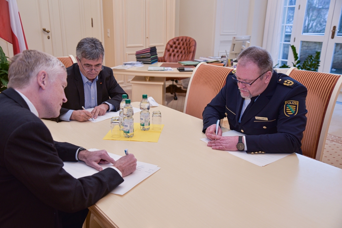 Der Leitende Oberstaatsanwalt der Staatsanwaltschaft Görlitz, Dr. Thomas Fresemann, der Landrat des Landkreises Bautzen, Michael Harig, sowie der Polizeipräsident der Polizeidirektion Görlitz, Manfred Weißbach (v.l.n.r.) unterzeichneten heute die Kooperationsvereinbarung für das neue »Haus des Jugendrechts« in Bautzen.