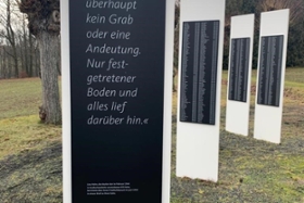 Foto: Blick auf Gedenktafeln in Großschweidnitz