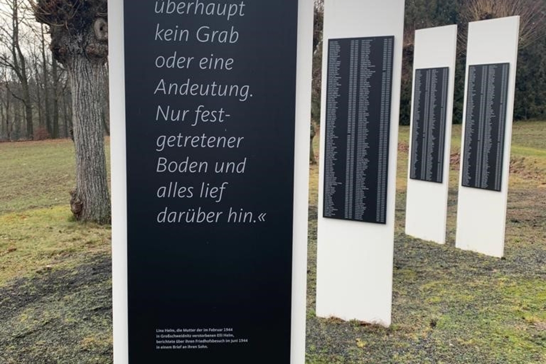 Blick auf Gedenktafeln in Großschweidnitz