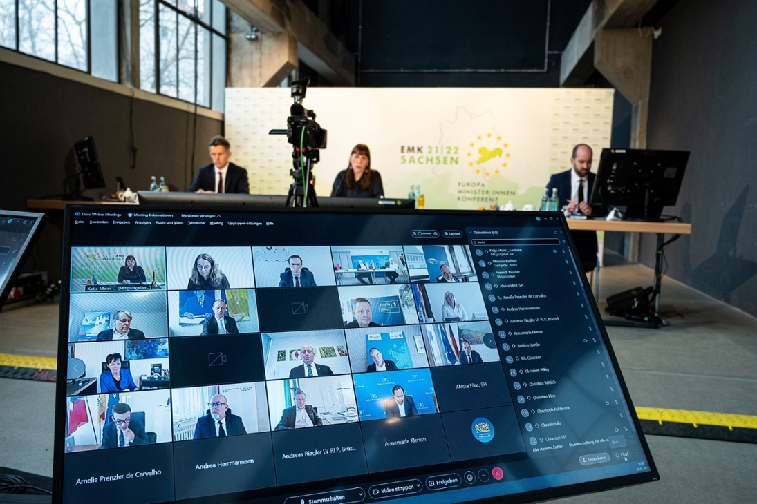 Europaministerin Katja Meier mit Staatssekretär Mathias Weilandt (links) und dem Leiter der Stabsstelle Europa, Cornelius Huppertz während der 88. Konferenz der Europaministerinnen und Europaminister, die online als Videokonferenz stattfand.