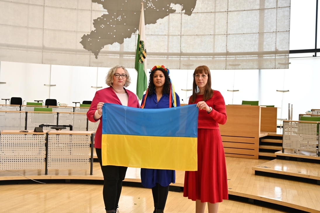 Die Sächsische Gleichstellungsministerin Katja Meier im Plenarsaal des Sächsischen Landtags mit der polnischen Demokratie- und Frauenrechtlerin Marta Lempart (links) und der tschechischen Aktivistin Johanna Nejedlová (Mitte)