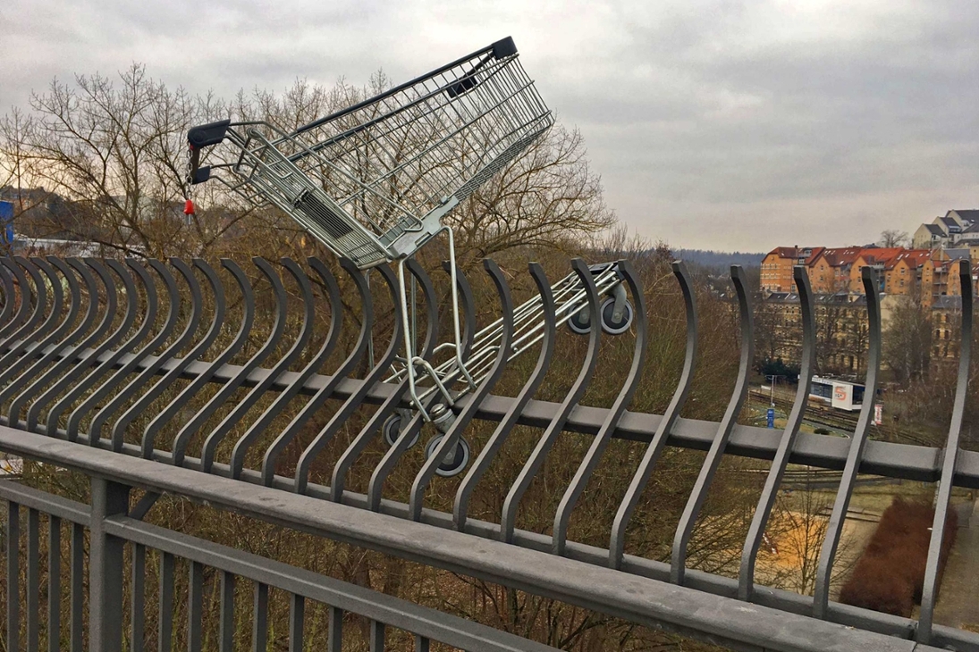 Am Geländer der Friedensbrücke wurde ein Einkaufswagen befestigt