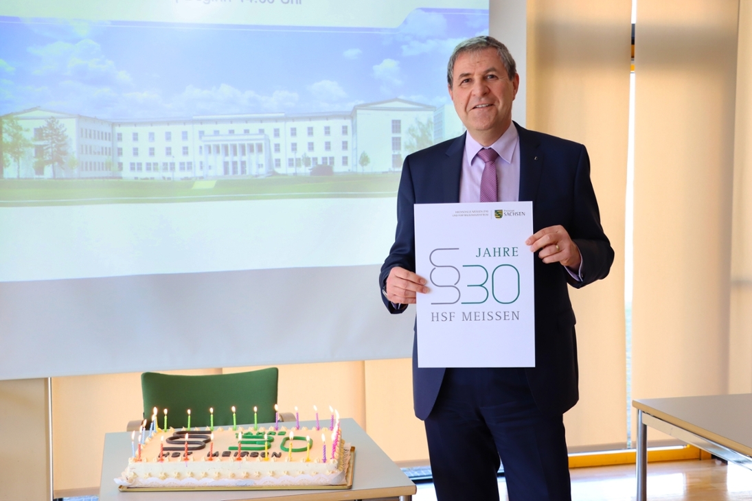 Rektor der Hochschule Meißen (FH) und Fortbildungszentrum Prof. Dr. Frank Nolden stellt das neue Logo anlässlich des 30jährigen Jubiläums vor.